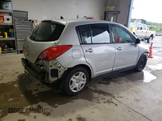 2010 Nissan Versa S z VIN 3N1BC1CP5AL376294, wystawiony jako Copart lot #57912125 z przebiegiem 199 491 mil mil oraz Szkody całkowita. Historia ofert i sprzedaży dostępna na DreamBid. Obrazek 3.