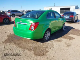 2014 Chevrolet Sonic LT z VIN 1G1JC5SH3E4219619, wystawiony jako IAAI lot #41208791 z przebiegiem 122 161 mil mil oraz . Historia ofert i sprzedaży dostępna na DreamBid. Obrazek 4.