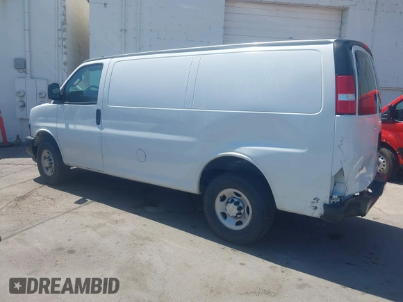 2019 Chevrolet Express Cargo z VIN 1GCWGAFP9K1370862, wystawiony jako IAAI lot #42410939 z przebiegiem 83 319 mil mil oraz . Historia ofert i sprzedaży dostępna na DreamBid. Obrazek 3.