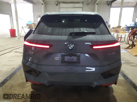 2024 BMW iX xDrive50 z VIN WB523CF0XRCP21815, wystawiony jako Copart lot #51520885 z przebiegiem 6 664 mil mil oraz Szkoda całkowita • Salvage title. Historia ofert i sprzedaży dostępna na DreamBid. Obrazek 6.
