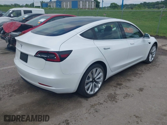 2020 Tesla Model 3 Standard Range Plus z VIN 5YJ3E1EA9LF598682, wystawiony jako IAAI lot #42247434 z przebiegiem 28 835 mil mil oraz . Historia ofert i sprzedaży dostępna na DreamBid. Obrazek 4.