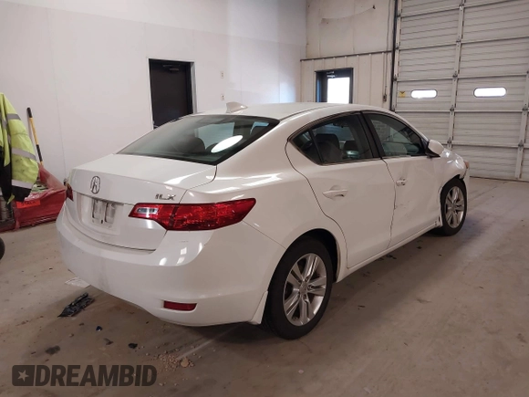 2013 Acura ILX with VIN 19VDE1F33DE019044, listed as a IAAI auction lot 41601790 with 271,575 mi miles. Bid and sale history available at carsss.com. Image 4.