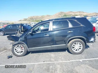 2014 Kia Sorento LX с VIN 5XYKT3A62EG455941, выставлен на аукционе IAAI как лот 42138589 с пробегом Не указан миль и . История ставок и продаж доступна на DreamBid. Изображение 14.
