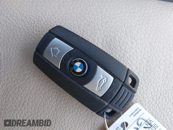 2011 BMW 3 Series 328i xDrive z VIN WBAPK5G52BNN51640, wystawiony jako IAAI lot #42017674 z przebiegiem Nie podano mil oraz . Historia ofert i sprzedaży dostępna na DreamBid. Obrazek 11.