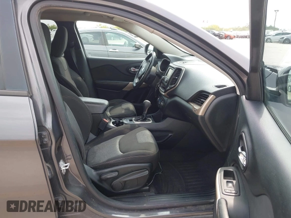 2018 Jeep Cherokee Latitude Tech Connect z VIN 1C4PJLCB1JD553079, wystawiony jako IAAI lot #42068048 z przebiegiem 90 656 mil mil oraz . Historia ofert i sprzedaży dostępna na DreamBid. Obrazek 5.