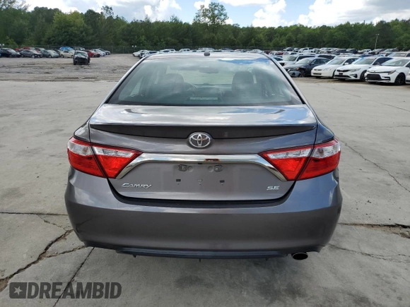2017 Toyota Camry XLE z VIN 4T1BF1FK6HU389524, wystawiony jako Copart lot #56341345 z przebiegiem 156 516 mil mil oraz Czysty tytuł • Clean title. Historia ofert i sprzedaży dostępna na DreamBid. Obrazek 6.