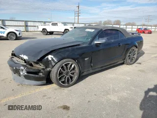 2005 Ford Mustang GT Deluxe z VIN 1ZVHT85H955246298, wystawiony jako Copart lot #50133785 z przebiegiem 149 049 mil mil oraz Szkoda całkowita • Salvage title. Historia ofert i sprzedaży dostępna na DreamBid. Obrazek 1.