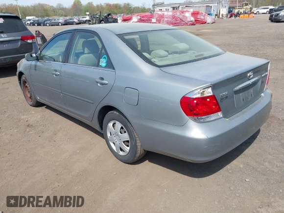 2006 Toyota Camry STD z VIN JTDBE32K063060782, wystawiony jako IAAI lot #42105775 z przebiegiem 304 961 mil mil oraz . Historia ofert i sprzedaży dostępna na DreamBid. Obrazek 3.
