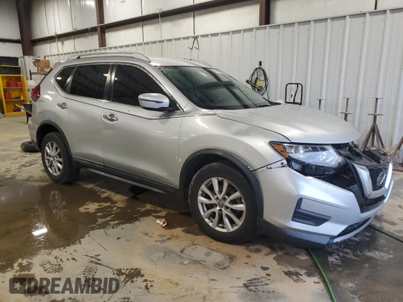 2018 Nissan Rogue SV z VIN KNMAT2MV5JP594400, wystawiony jako Copart lot #51327315 z przebiegiem 124 296 mil mil oraz Czysty tytuł • Clean title. Historia ofert i sprzedaży dostępna na DreamBid. Obrazek 4.