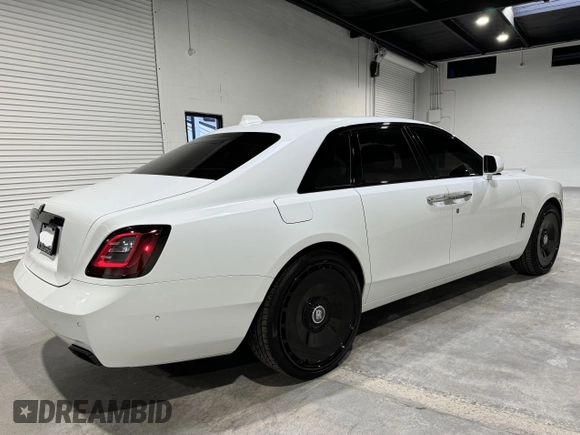 2022 Rolls-Royce Ghost Black Badge z VIN SCATD6C09NU209759, wystawiony jako IAAI lot #42301155 z przebiegiem 5631 mil mil oraz . Historia ofert i sprzedaży dostępna na DreamBid. Obrazek 4.