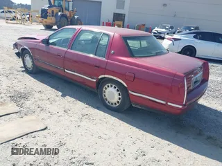 1999 Cadillac DeVille z VIN 1G6KD54Y8XU771788, wystawiony jako IAAI lot #41734590 z przebiegiem 84 302 mil mil oraz . Historia ofert i sprzedaży dostępna na DreamBid. Obrazek 3.