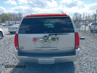 2010 Cadillac Escalade Luxury z VIN 1GYUKBEF1AR269054, wystawiony jako IAAI lot #39255908 z przebiegiem 96 965 mil mil oraz . Historia ofert i sprzedaży dostępna na DreamBid. Obrazek 17.