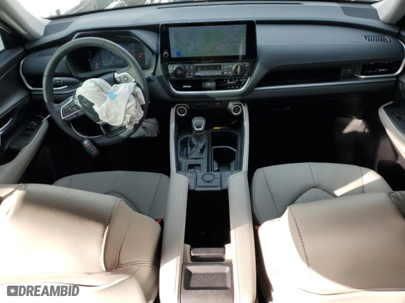 2024 Toyota Grand Highlander XLE with VIN 5TDAAAA57RS014294, listed as a Copart auction lot 88875235 with 10,706 mi miles and Non Repairable. Bid and sale history available at carsss.com. Image 8.