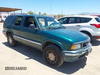 1997 GMC Jimmy SLS z VIN 1GKDT13W1V2544957, wystawiony jako IAAI lot #42456017 z przebiegiem 143 223 mil mil oraz . Historia ofert i sprzedaży dostępna na DreamBid. Obrazek 1.