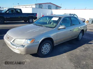 1998 Toyota Camry LE z VIN JT2BG22K3W0151088, wystawiony jako IAAI lot #41429977 z przebiegiem 435 394 mil mil oraz . Historia ofert i sprzedaży dostępna na DreamBid. Obrazek 2.
