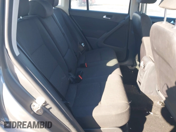 2017 Volkswagen Tiguan S z VIN WVGAV7AX1HK050251, wystawiony jako IAAI lot #41608261 z przebiegiem 172 298 mil mil oraz . Historia ofert i sprzedaży dostępna na DreamBid. Obrazek 8.