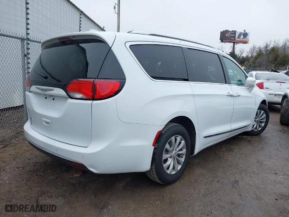 2019 Chrysler Pacifica Touring L with VIN 2C4RC1BG7KR626278, listed as a IAAI auction lot 41498136 with 124,843 mi miles. Bid and sale history available at carsss.com. Image 4.