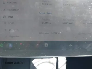 2023 Tesla Model 3 z VIN 5YJ3E1EA5PF639346, wystawiony jako IAAI lot #41896608 z przebiegiem 25 618 mil mil oraz . Historia ofert i sprzedaży dostępna na DreamBid. Obrazek 14.