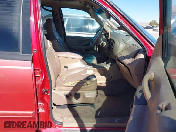 1998 Ford Expedition XLT with VIN 1FMRU17L7WLC03522, listed as a IAAI auction lot 41435642 with 239,787 mi miles. Bid and sale history available at carsss.com. Image 5.