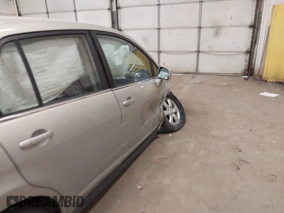 2008 Nissan Versa S z VIN 3N1BC11EX8L360197, wystawiony jako IAAI lot #41382985 z przebiegiem 79 656 mil mil oraz . Historia ofert i sprzedaży dostępna na DreamBid. Obrazek 6.