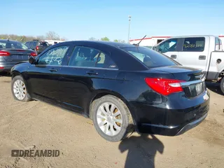 2011 Chrysler 200 Touring z VIN 1C3BC1FBXBN552307, wystawiony jako IAAI lot #42053190 z przebiegiem 162 138 mil mil oraz . Historia ofert i sprzedaży dostępna na DreamBid. Obrazek 3.