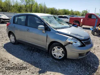2011 Nissan Versa S z VIN 3N1BC1CP5BL516779, wystawiony jako Copart lot #52226775 z przebiegiem 176 384 mil mil oraz Tytuł czysty. Historia ofert i sprzedaży dostępna na DreamBid. Obrazek 4.