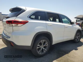 2018 Toyota Highlander LE with VIN 5TDZZRFH0JS287157, listed as a Copart auction lot 64068185 with 71,005 mi miles and Clean title. Bid and sale history available at DreamBid. Image 3.