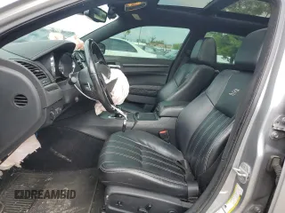 2013 Chrysler 300 S z VIN 2C3CCAGG2DH743939, wystawiony jako Copart lot #73681434 z przebiegiem 169 128 mil mil oraz Szkoda całkowita • Salvage title. Historia ofert i sprzedaży dostępna na DreamBid. Obrazek 7.