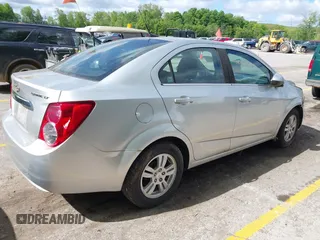 2012 Chevrolet Sonic LT z VIN 1G1JC5SH9C4112989, wystawiony jako IAAI lot #42288130 z przebiegiem 170 658 mil mil oraz . Historia ofert i sprzedaży dostępna na DreamBid. Obrazek 4.