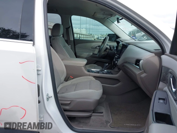 2019 Chevrolet Traverse LT Cloth with VIN 1GNERGKW8KJ171606, listed as a IAAI auction lot 41553157 with 95,802 mi miles. Bid and sale history available at carsss.com. Image 5.