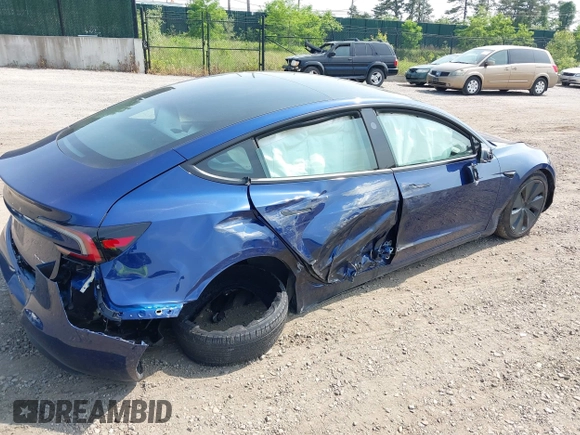2025 Tesla Model 3 Long Range z VIN 5YJ3E1EB6SF874419, wystawiony jako IAAI lot #42422443 z przebiegiem 11 681 mil mil oraz . Historia ofert i sprzedaży dostępna na DreamBid. Obrazek 6.