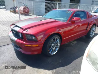 2008 Ford Mustang GT Deluxe z VIN 1ZVHT82H885111628, wystawiony jako IAAI lot #42522595 z przebiegiem 98 043 mil mil oraz . Historia ofert i sprzedaży dostępna na DreamBid. Obrazek 2.