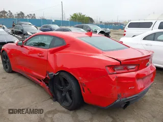 2017 Chevrolet Camaro 1LT z VIN 1G1FB1RS5H0169949, wystawiony jako IAAI lot #42177915 z przebiegiem 68 633 mil mil oraz . Historia ofert i sprzedaży dostępna na DreamBid. Obrazek 3.