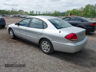 2005 Ford Taurus SE z VIN 1FAFP53U25A251787, wystawiony jako IAAI lot #42233901 z przebiegiem 141 347 mil mil oraz . Historia ofert i sprzedaży dostępna na DreamBid. Obrazek 3.