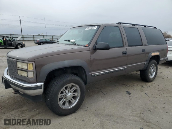 1997 GMC Suburban z VIN 3GKGK26J0VG513194, wystawiony jako Copart lot #45054235 z przebiegiem 228 363 mil mil oraz Szkody całkowita. Historia ofert i sprzedaży dostępna na DreamBid. Obrazek 1.