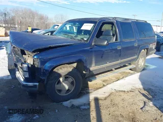 1998 GMC Suburban with VIN 1GKFK16R7WJ700525, listed as a IAAI auction lot 41305248 with 205,300 mi miles. Bid and sale history available at carsss.com. Image 2.