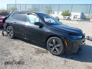 2024 BMW iX xDrive50 z VIN WB523CF08RCP18427, wystawiony jako IAAI lot #42001711 z przebiegiem 15 744 mil mil oraz . Historia ofert i sprzedaży dostępna na DreamBid. Obrazek 1.