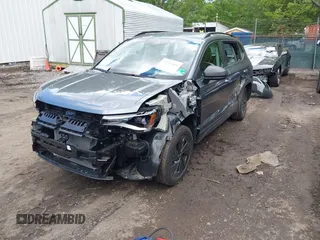 2025 Volkswagen Taos z VIN 3VV5C7B23SM012634, wystawiony jako IAAI lot #42342616 z przebiegiem 4381 mil mil oraz . Historia ofert i sprzedaży dostępna na DreamBid. Obrazek 2.