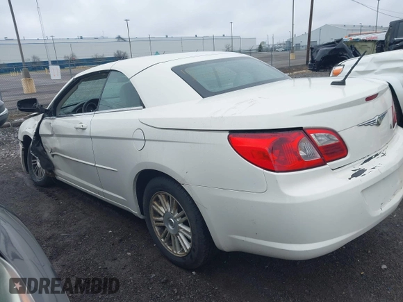 2008 Chrysler Sebring Touring z VIN 1C3LC55R08N260653, wystawiony jako IAAI lot #41920159 z przebiegiem 114 543 mil mil oraz . Historia ofert i sprzedaży dostępna na DreamBid. Obrazek 3.
