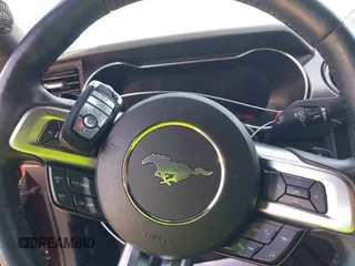 2018 Ford Mustang EcoBoost z VIN 1FA6P8TH3J5132136, wystawiony jako IAAI lot #41741496 z przebiegiem 62 526 mil mil oraz . Historia ofert i sprzedaży dostępna na DreamBid. Obrazek 11.