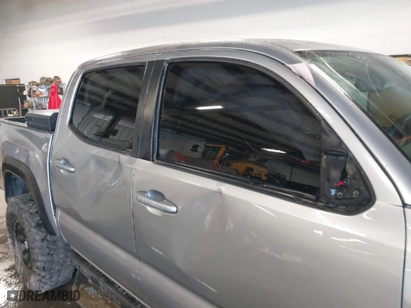 2018 Toyota Tacoma SR with VIN 5TFCZ5AN0JX132968, listed as a IAAI auction lot 41605762 with 106,233 mi miles. Bid and sale history available at carsss.com. Image 6.