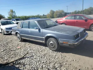 1990 Chrysler New Yorker z VIN 1C3XY66R4LD784183, wystawiony jako Copart lot #75364784 z przebiegiem 114 456 mil mil oraz Tytuł czysty. Historia ofert i sprzedaży dostępna na DreamBid. Obrazek 4.
