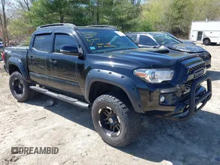 2017 Toyota Tacoma SR5 z VIN 3TMCZ5AN1HM062459, wystawiony jako IAAI lot #42138261 z przebiegiem 75 474 mil mil oraz . Historia ofert i sprzedaży dostępna na DreamBid. Obrazek 1.