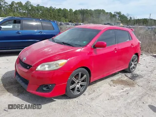 2009 Toyota Matrix S z VIN 2T1KE40E29C026440, wystawiony jako IAAI lot #41718124 z przebiegiem 148 546 mil mil oraz . Historia ofert i sprzedaży dostępna na DreamBid. Obrazek 2.