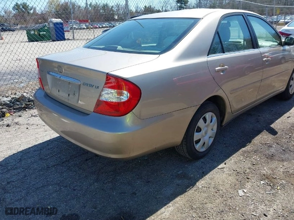 2004 Toyota Camry LE with VIN JTDBE32K740245605, listed as a IAAI auction lot 42068674 with 166,581 mi miles. Bid and sale history available at carsss.com. Image 4.