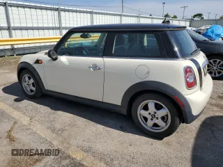 2011 MINI Hardtop z VIN WMWSU3C53BT181633, wystawiony jako Copart lot #57478365 z przebiegiem Nie podano mil oraz Tytuł czysty. Historia ofert i sprzedaży dostępna na DreamBid. Obrazek 2.