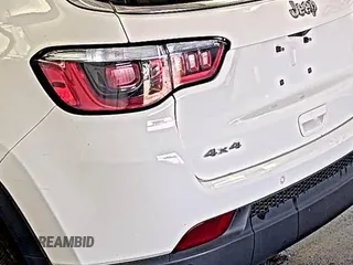 2019 Jeep Compass Latitude z VIN 3C4NJDBB1KT639096, wystawiony jako IAAI lot #42597978 z przebiegiem 110 803 mil mil oraz . Historia ofert i sprzedaży dostępna na DreamBid. Obrazek 29.