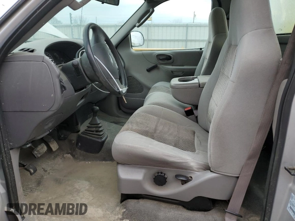 2004 Ford F-150 XL z VIN 2FTRF18274CA75519, wystawiony jako Copart lot #47450395 z przebiegiem 129 099 mil mil oraz Szkoda całkowita • Salvage title. Historia ofert i sprzedaży dostępna na DreamBid. Obrazek 7.