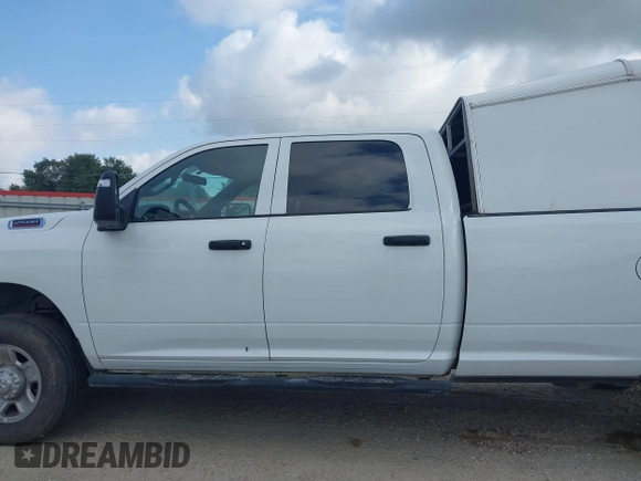 2024 Ram 2500 Tradesman z VIN 3C6UR5HJ2RG234917, wystawiony jako IAAI lot #42247031 z przebiegiem 26 718 mil mil oraz . Historia ofert i sprzedaży dostępna na DreamBid. Obrazek 14.