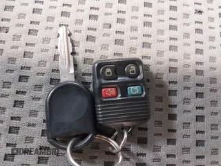 2006 Ford Focus S z VIN 1FAFP34N66W232191, wystawiony jako IAAI lot #42319916 z przebiegiem 51 438 mil mil oraz . Historia ofert i sprzedaży dostępna na DreamBid. Obrazek 11.